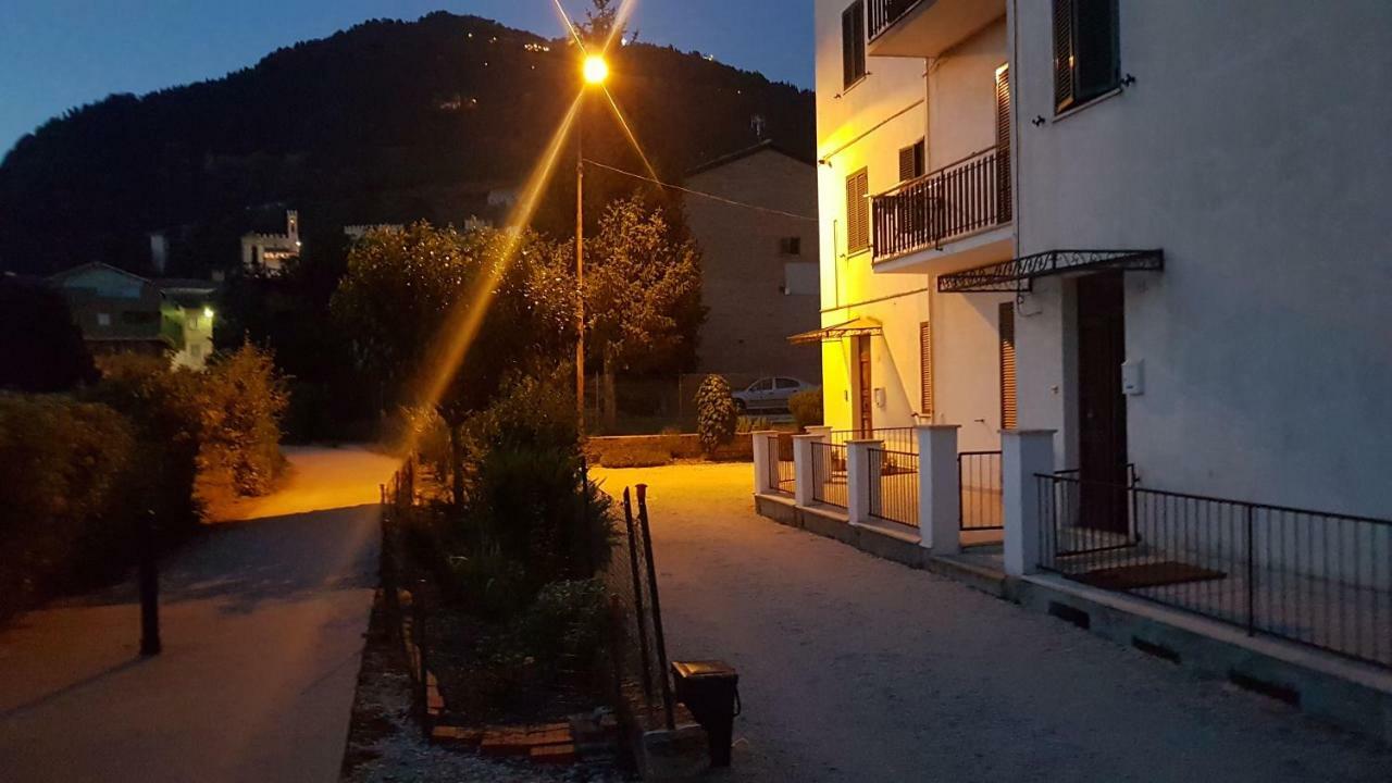 Casa Guastuglia Apartment กุบบีโอ ภายนอก รูปภาพ